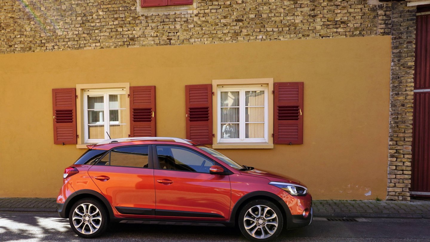 Tangerine Orange heißt die fröhliche Lackierung des Testwagens.