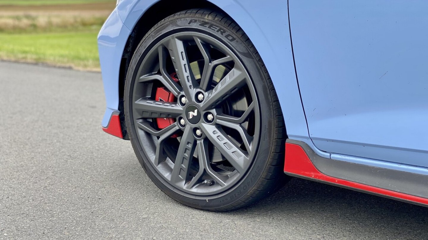 In den Pirelli-Reifen stecken 18 Zoll große Leichtmetallfelgen.