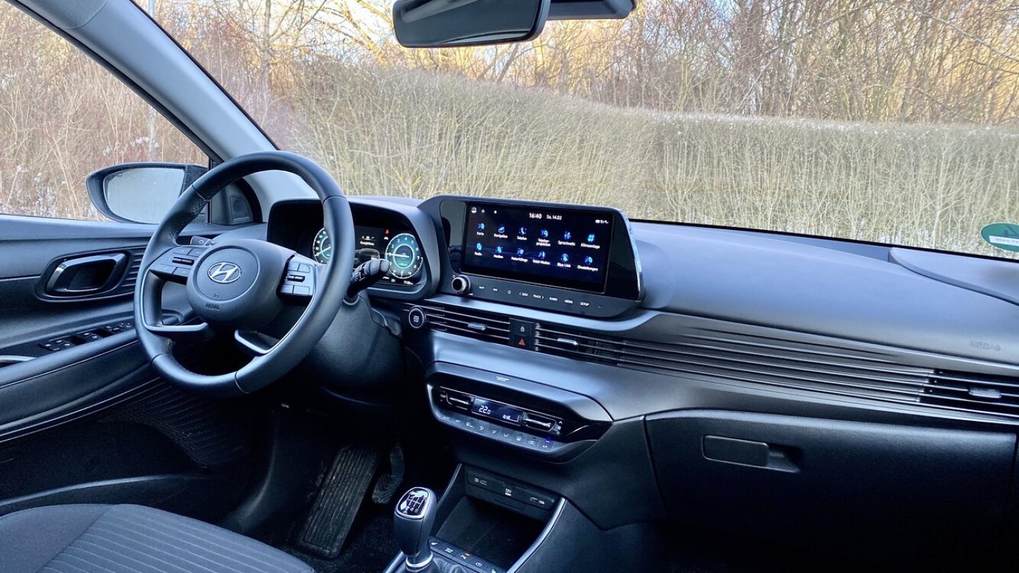 Modernes i20-Cockpit mit viel Hartplastik.