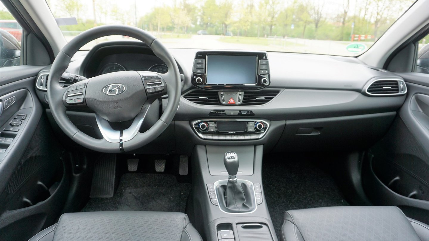 Übersichtliches und gut verarbeitetes Cockpit mit überraschend hartem Kunststoff.