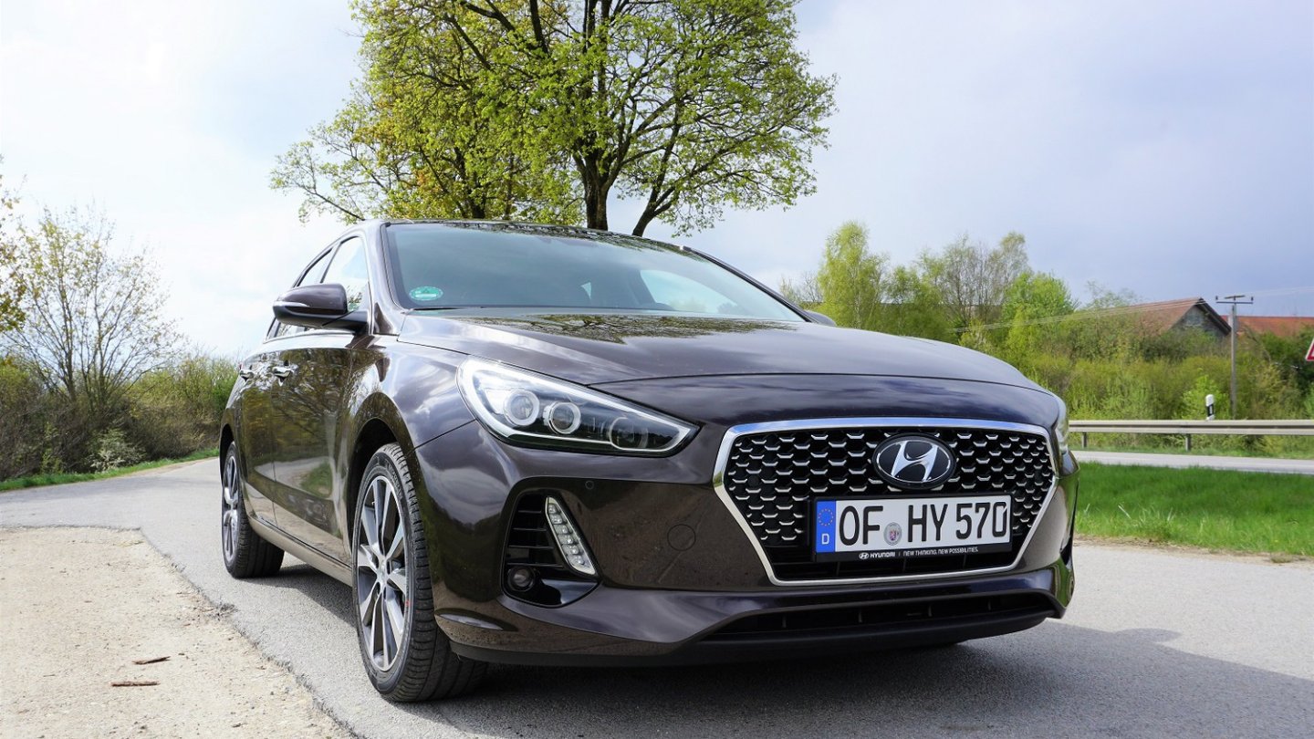 Die flache Motorhaube und der große Grill sind Markenzeichen des neuen Hyundai i30.