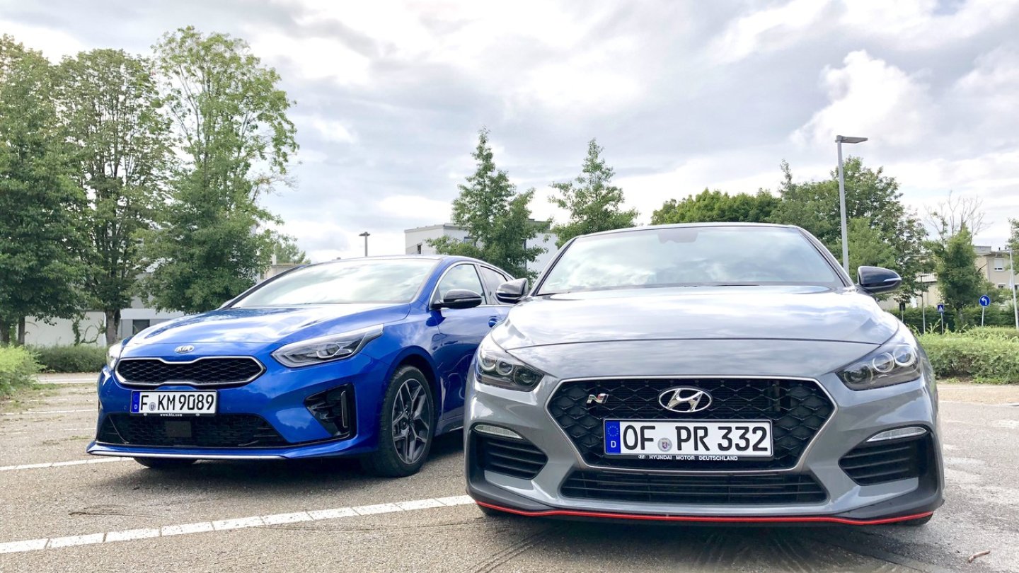 Beide Modelle tragen die jeweiligen Markengesichter.