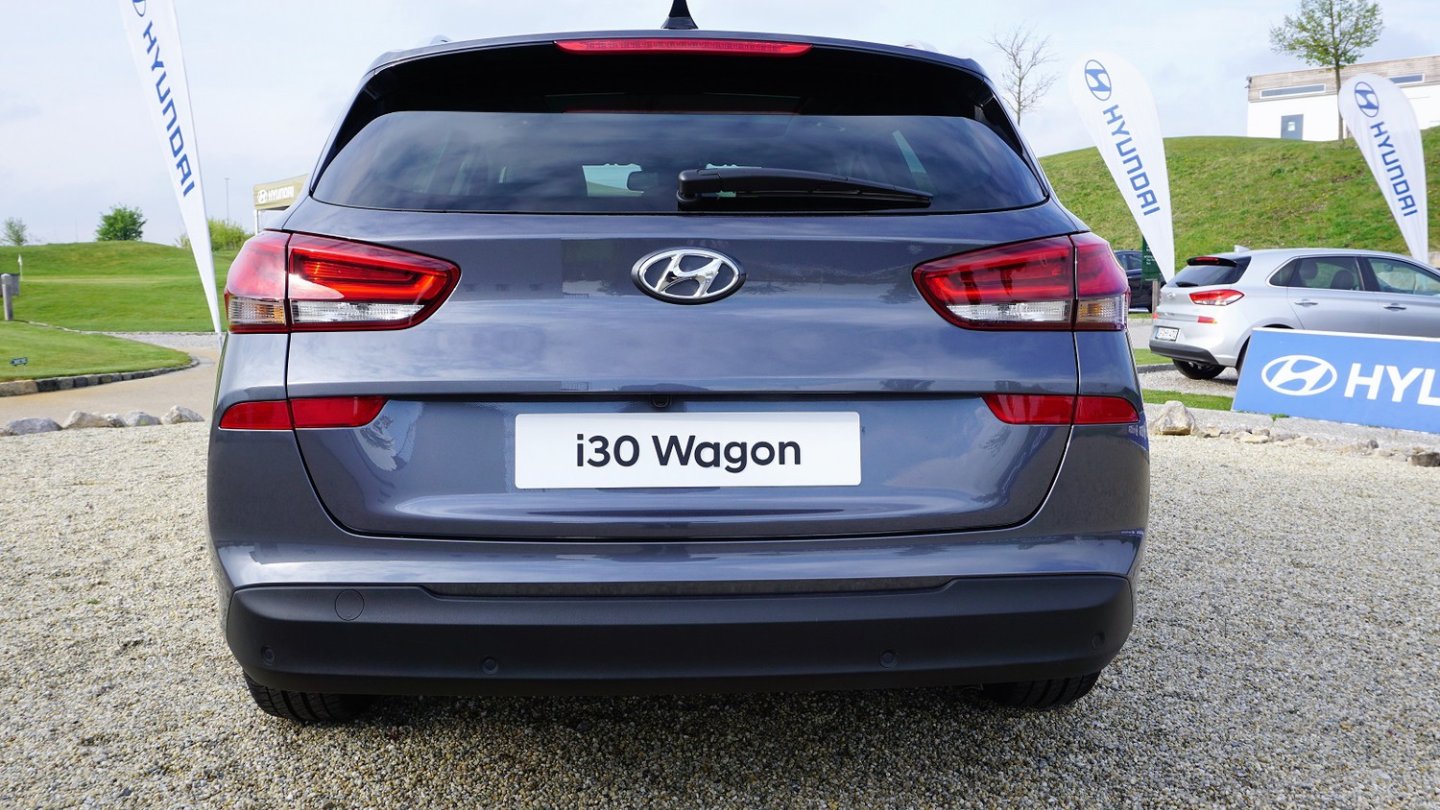 Ein schöner Heckabschluss. Der Griff zum Öffnen ist über dem Kennzeichen angebracht.