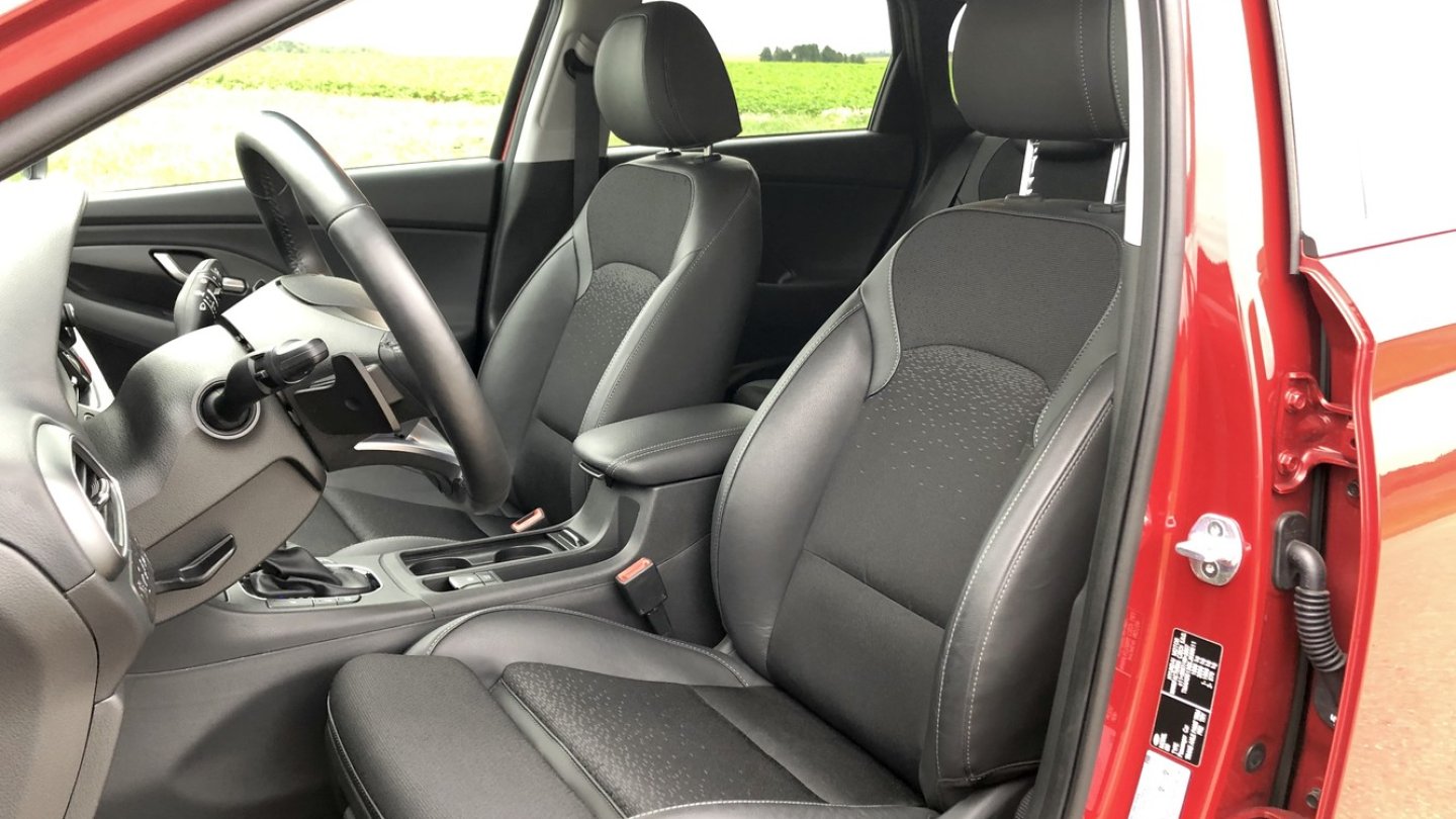 Bequeme Sitze mit ausziehbarer Oberschenkelauflage.