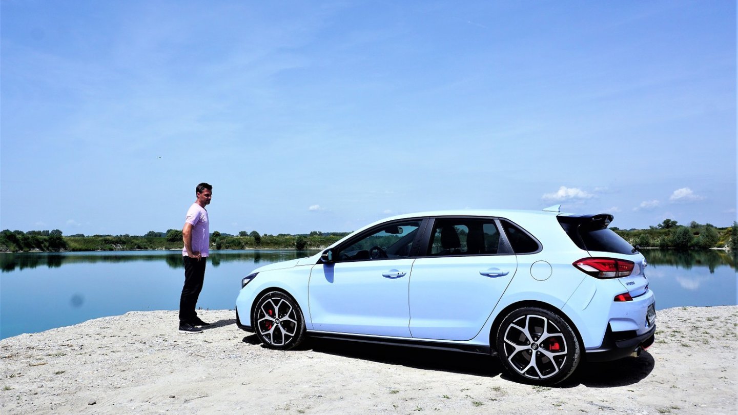 Himmel und Auto sind sich einig. Der Hyundai i30 N in Performance Blue.