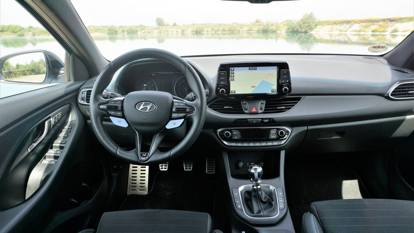 Das Cockpit ist aus dem regulären i30 bekannt. Die hellblauen Tasten am Lenkrad hat nur der N.