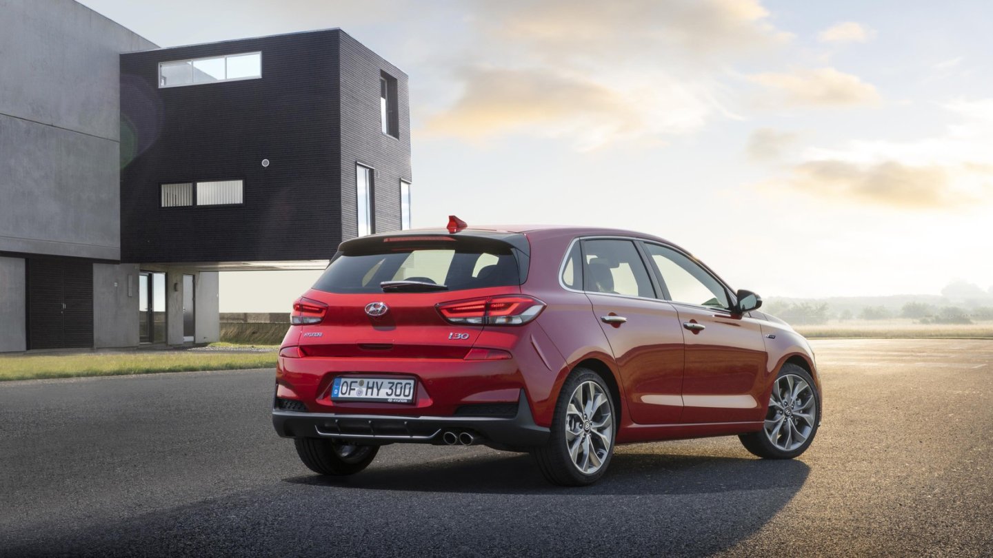 Am Heck zeigt der Hyundai i30 N Doppelendrohre.