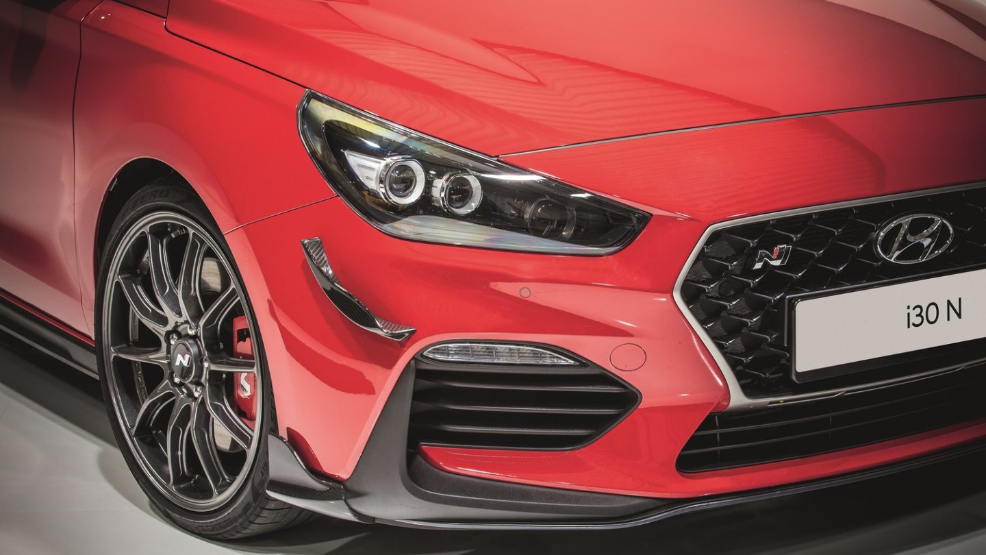 Luftleitelemente für die Vorderachse.