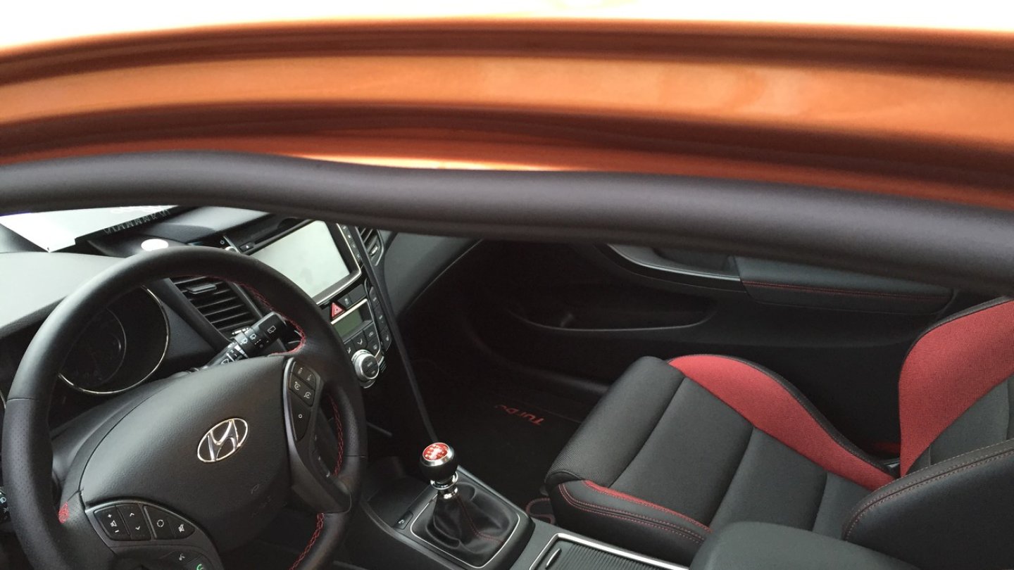 Der dienstmüde Kleber lässt die Türverkleidung hängen.