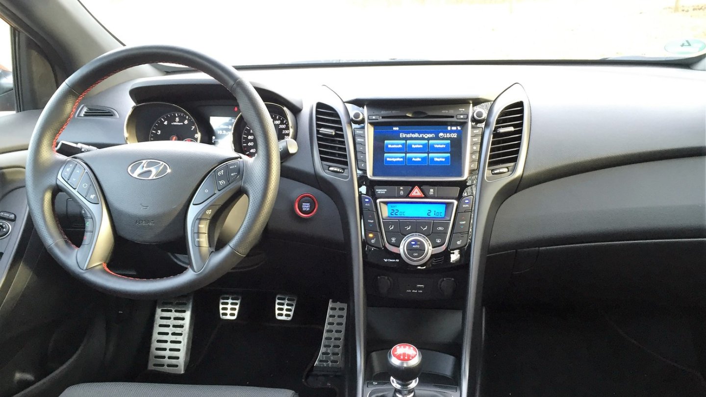 Alle Bedienelemente sind gut erreichbar, die Tasten teilweise zu klein.