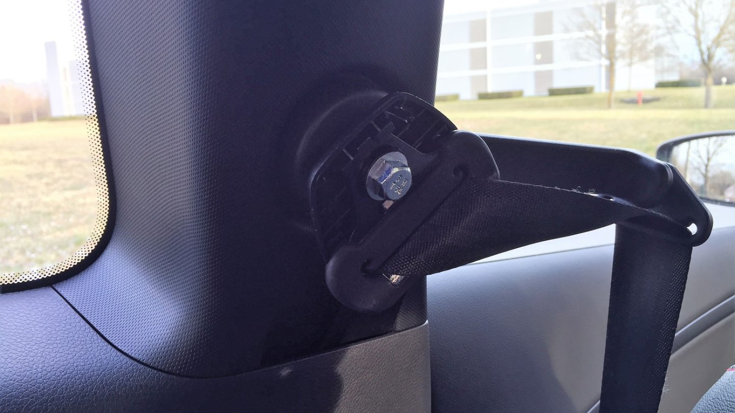 Die Abdeckung dieser Schraube wohnt jetzt in der Mittelkonsole.