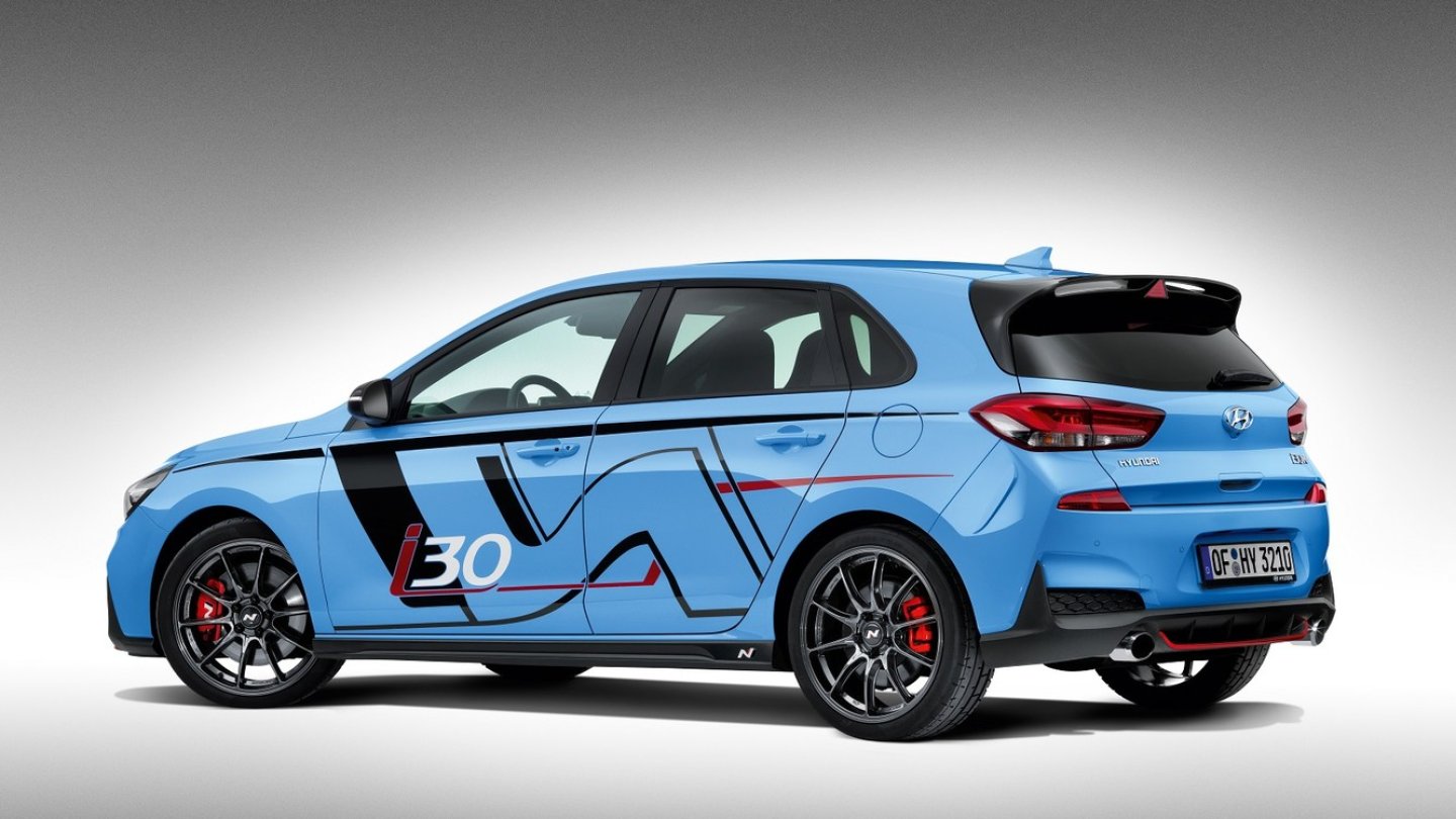 Die Dekorfolien für die Seiten und die Motorhaube kosten 599 Euro.