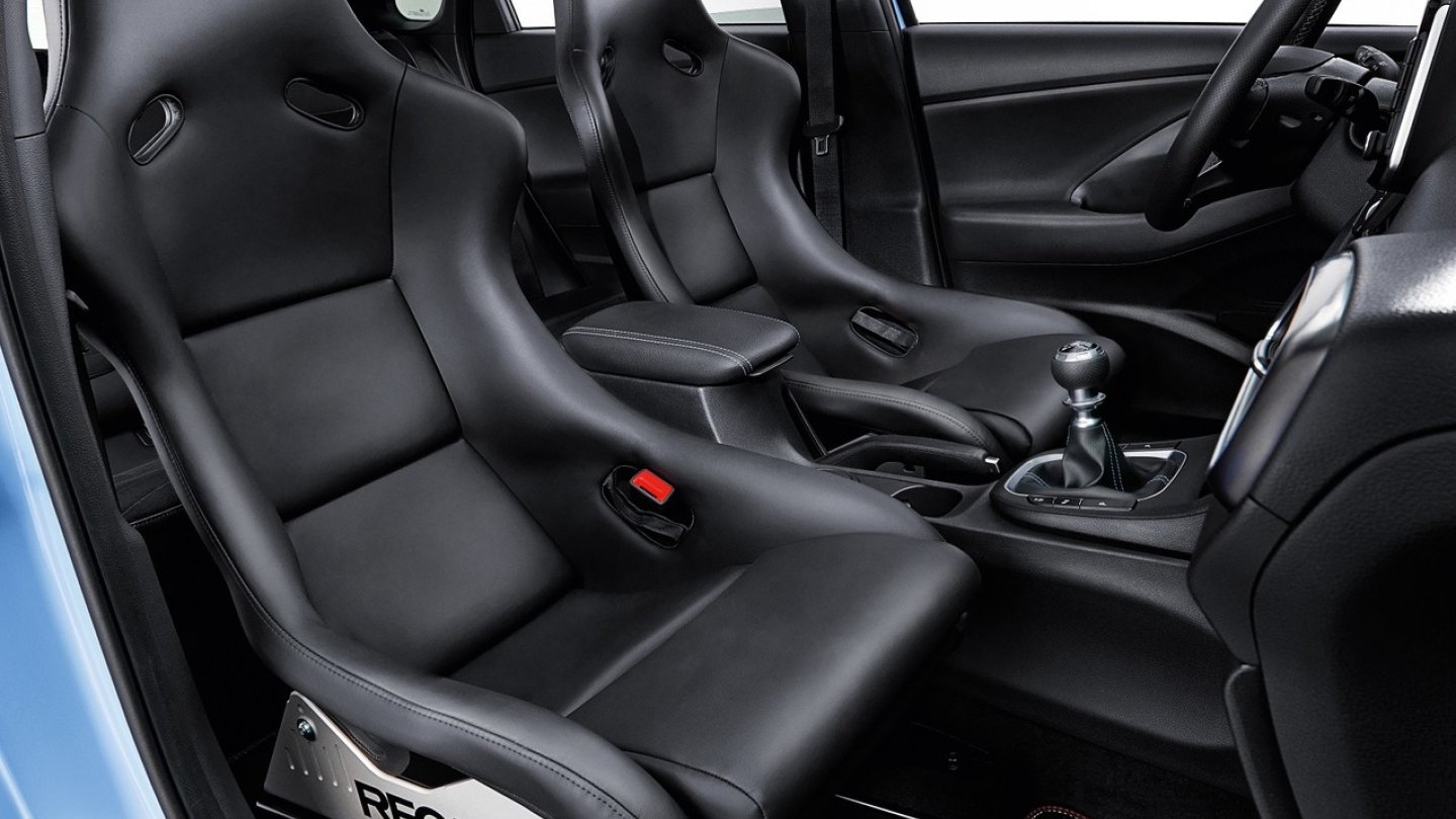 Die Recaro-Schalensitze haben auch Führungen für 6-Punkt-Gurte.