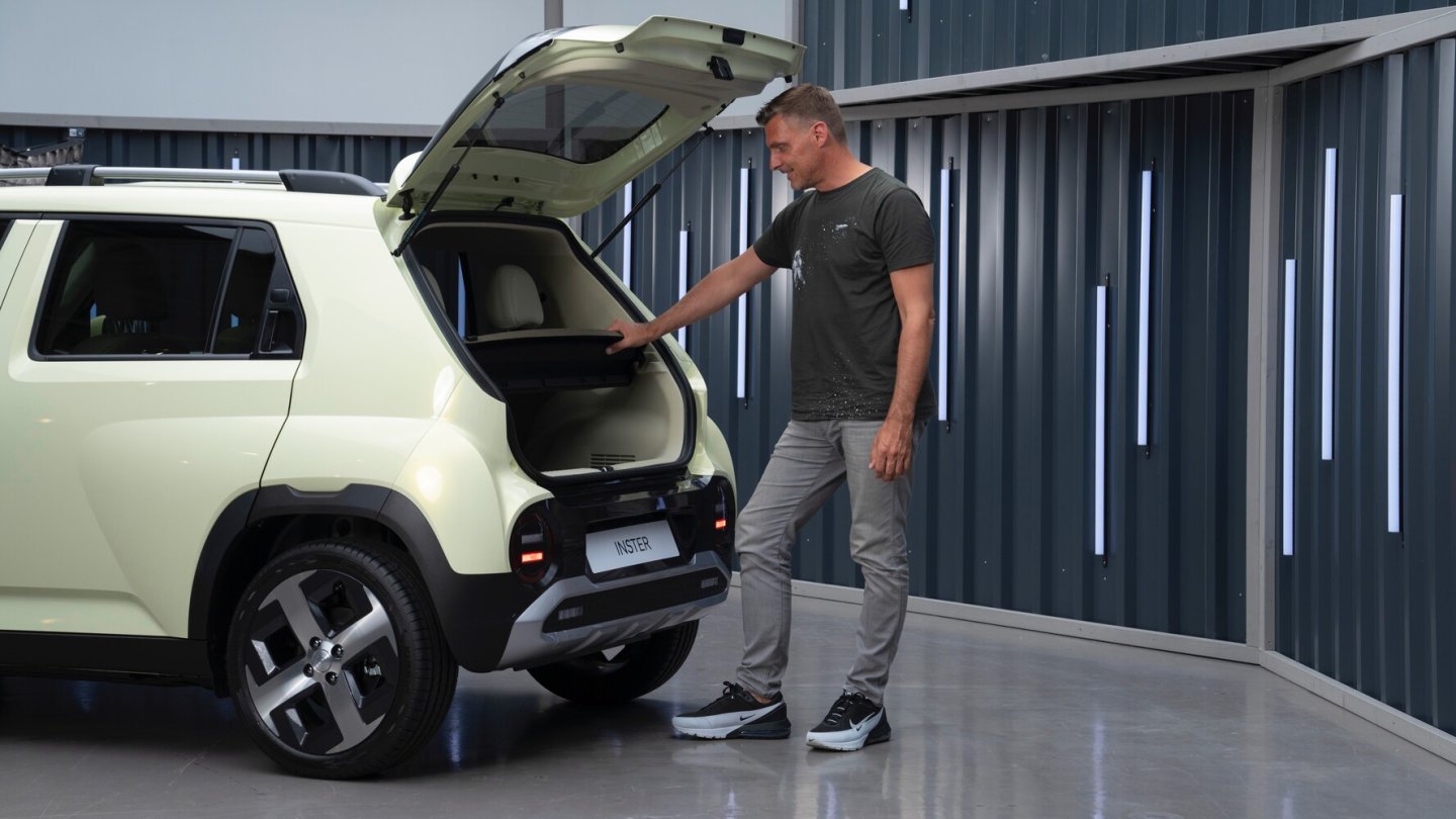 Große Klappe am kleinen Auto.