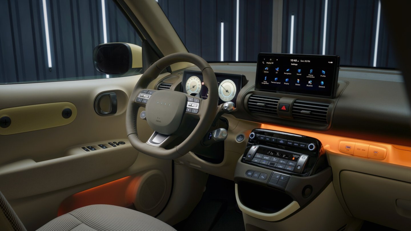 Die Displays und wiele Schalter sind markentypisch angeordnet.