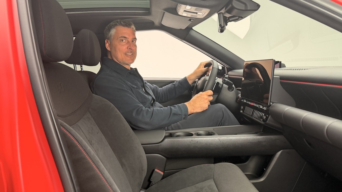 Vorne liegt das Platzangebot auf Klassenniveau, hinten zwickt es bei großen Passagieren etwas.