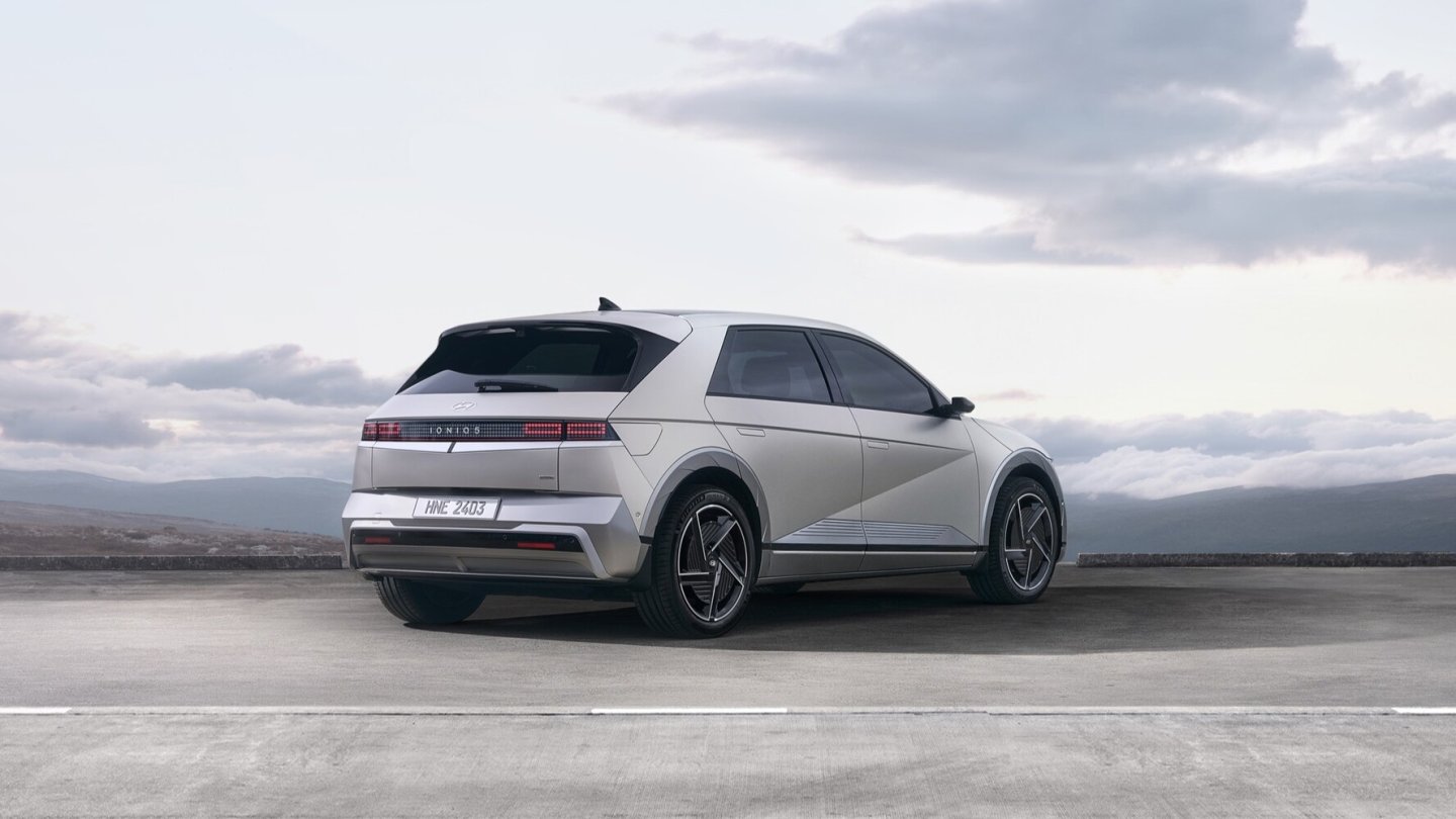 Auch der hintere Stoßfänger wurde leicht geändert.