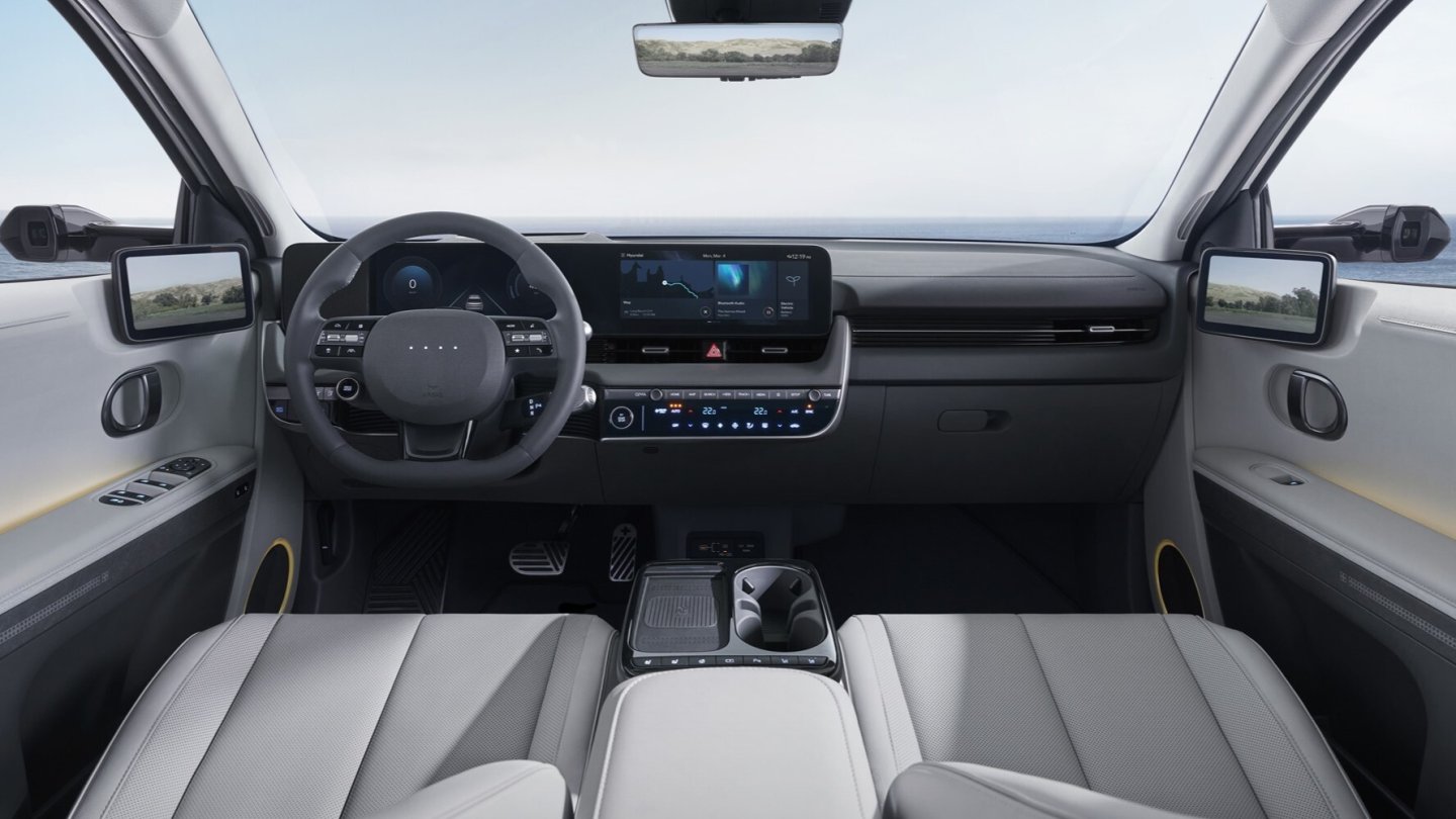 Einige Elemente im Cockpit wurden neu sortiert.