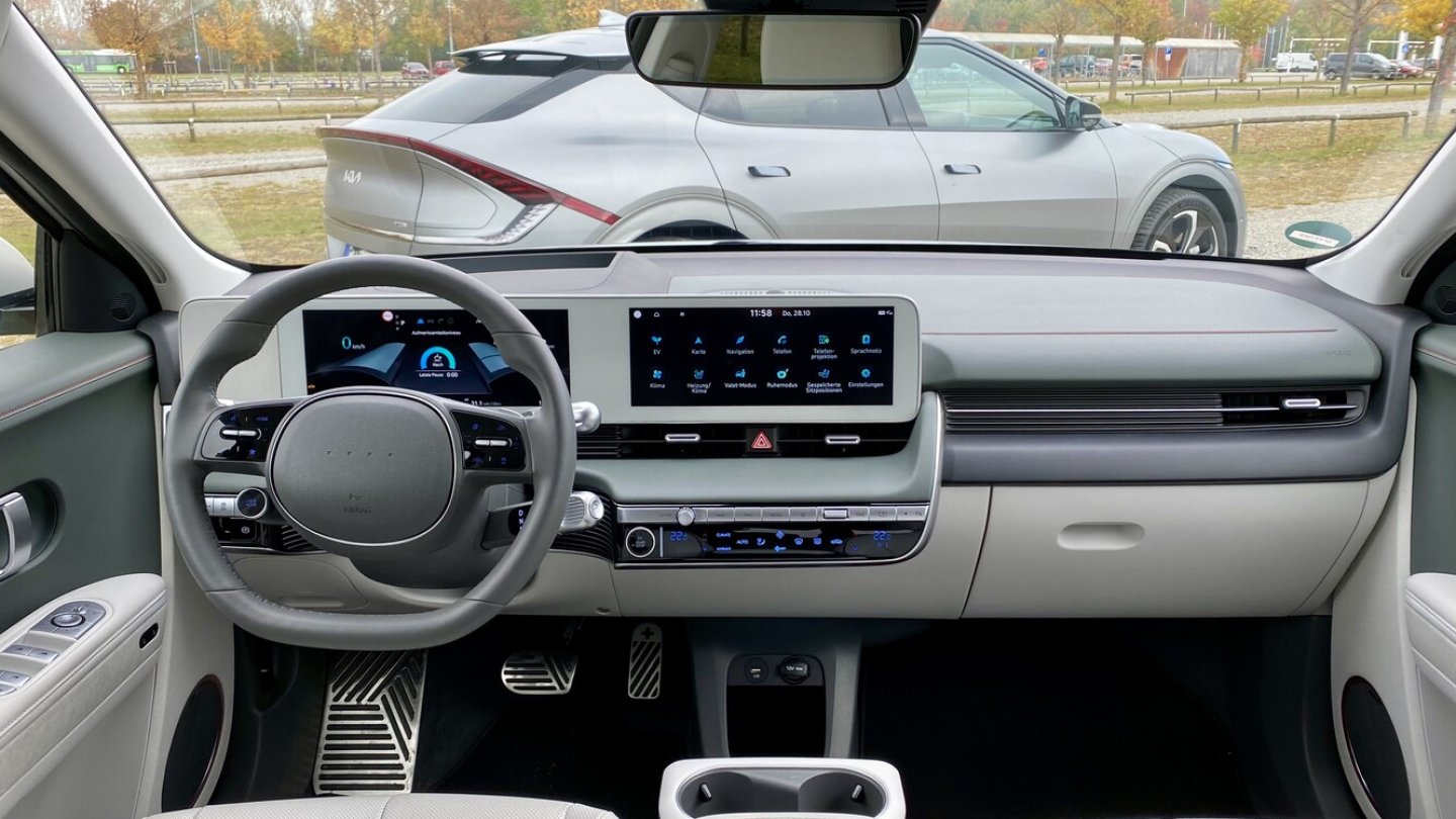 Im Cockpit - hier die aktuelle Version - werden neue Displays für die Spiegelkameras einziehen.