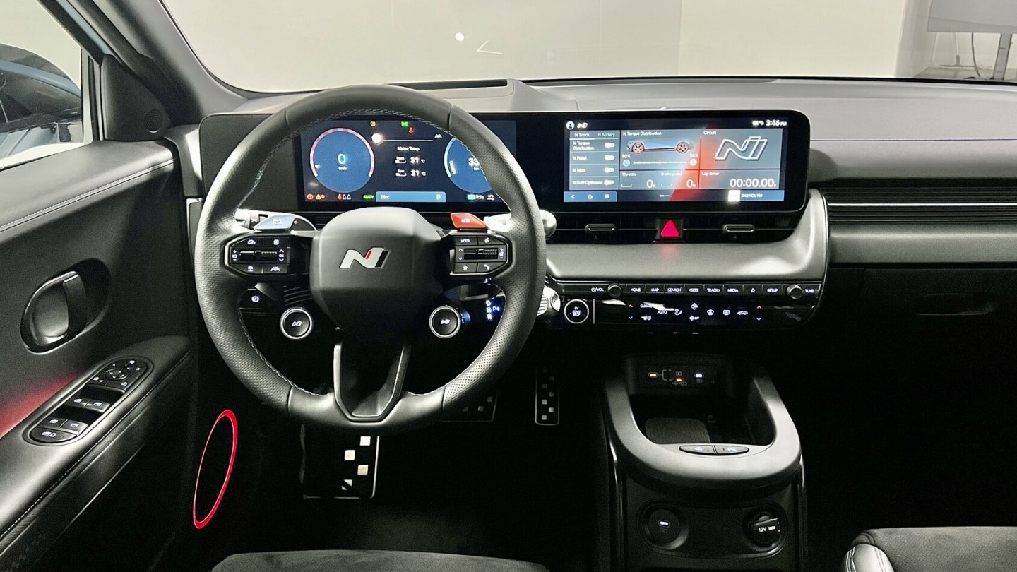 Dreispeichenlenkrad mit N-spezifischen Tasten und neue Menüs: Das Cockpit des Ioniq 5 N.