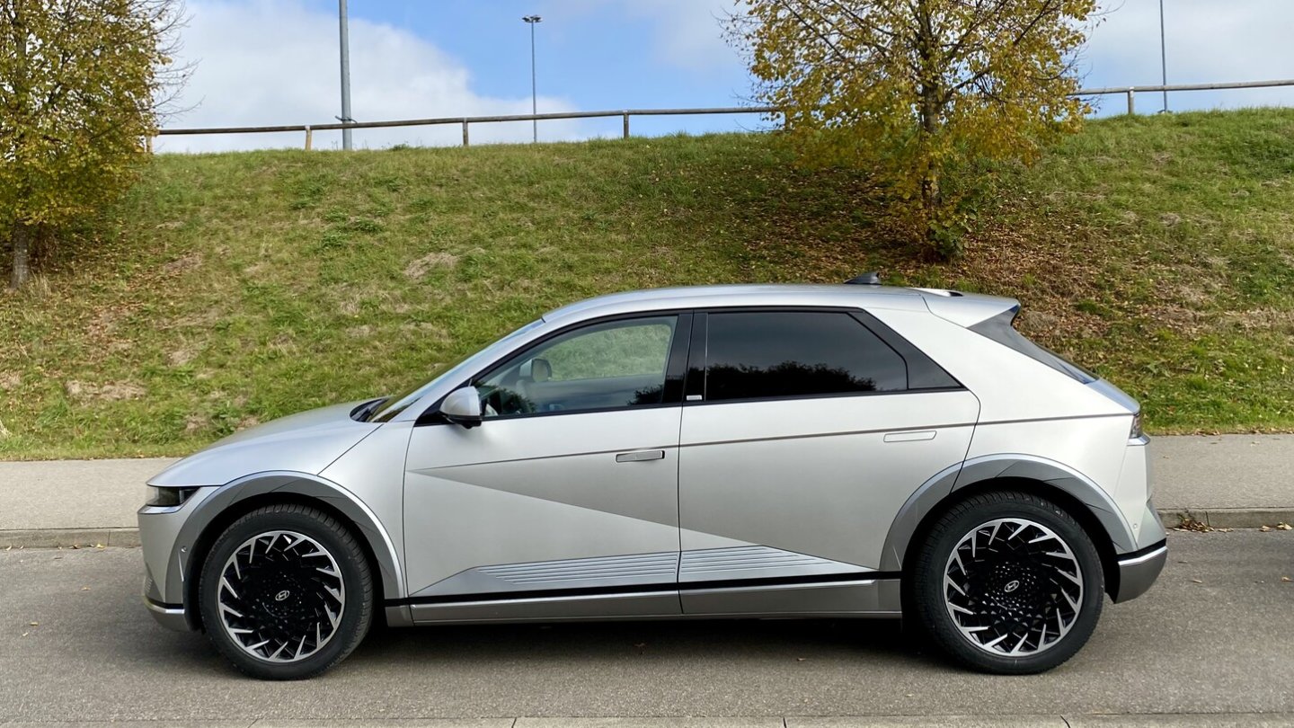 Der Hyundai Ioniq 5 ist 4,64 Meter lang, sprengt damit die Grenzen der Kompaktklasse.