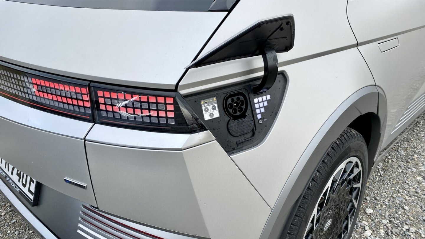 Beide Koreaner können über V2L auch andere Geräte und E-Autos mit Strom versorgen.