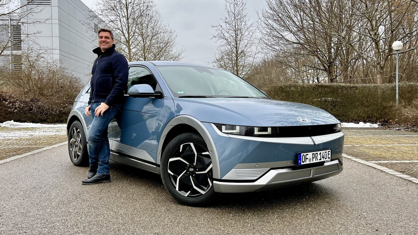 Der Testwagen ist in der aufpreisfreien Farbe Lucid Blue lackiert.