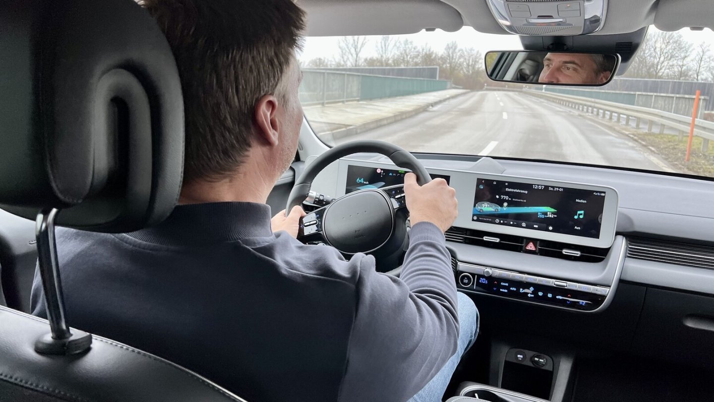 Die Rekuperation lässt sich an Schaltwippen bis zum i-Pedal-Drive steuern.