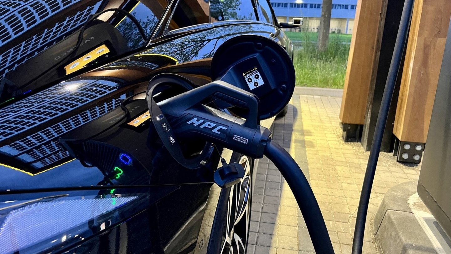 Dank 800-Volt-Technik parkt der Ioniq 6 nur kurz am Schnelllader.