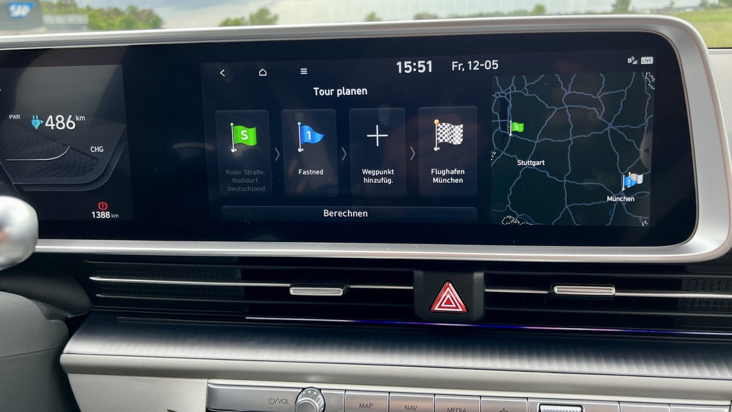 Eine automatische Berechnung der Gesamtzeit mit Ladestopps gibt es aktuell noch nicht.