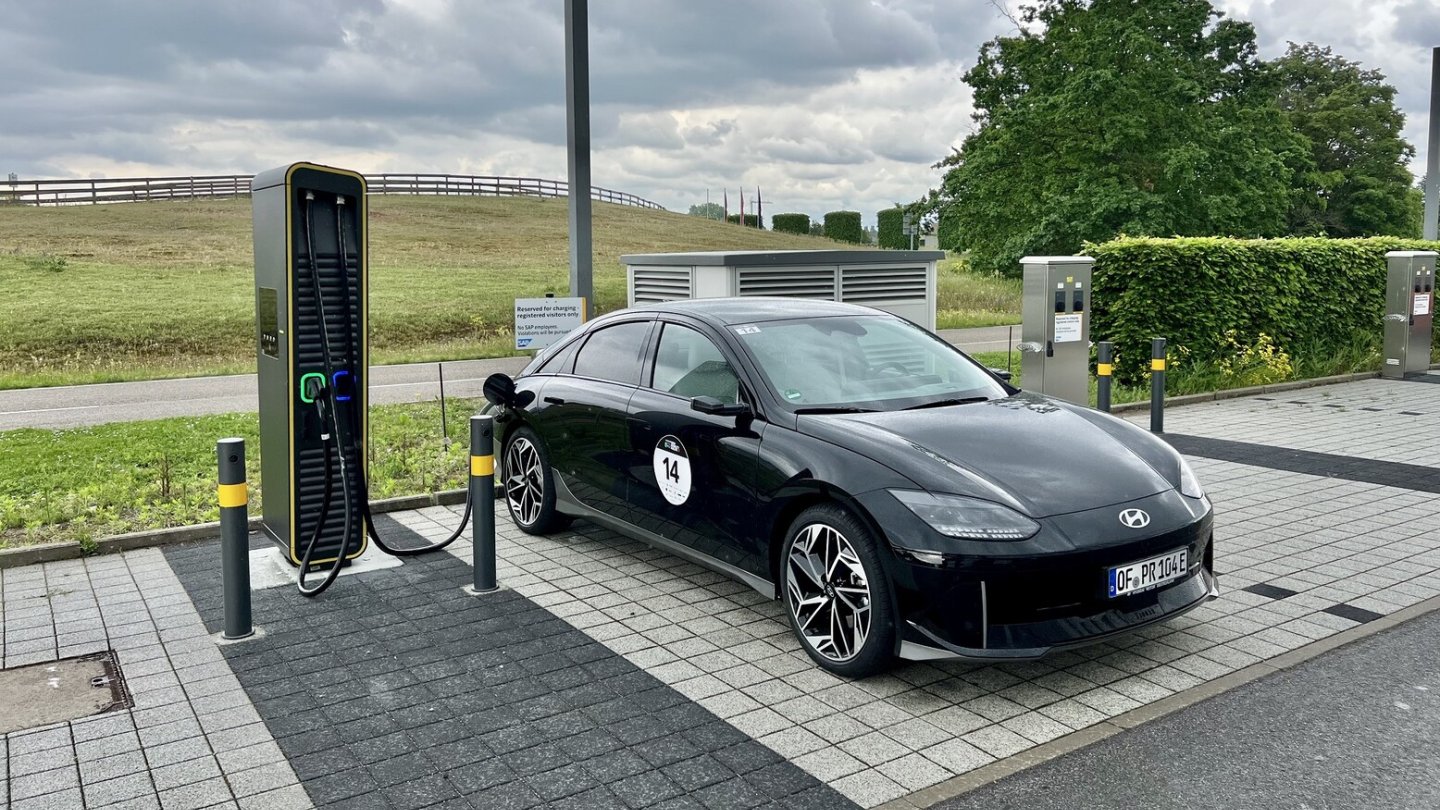 Vor dem Start der Reise wird der Akku vollständig aufgeladen.