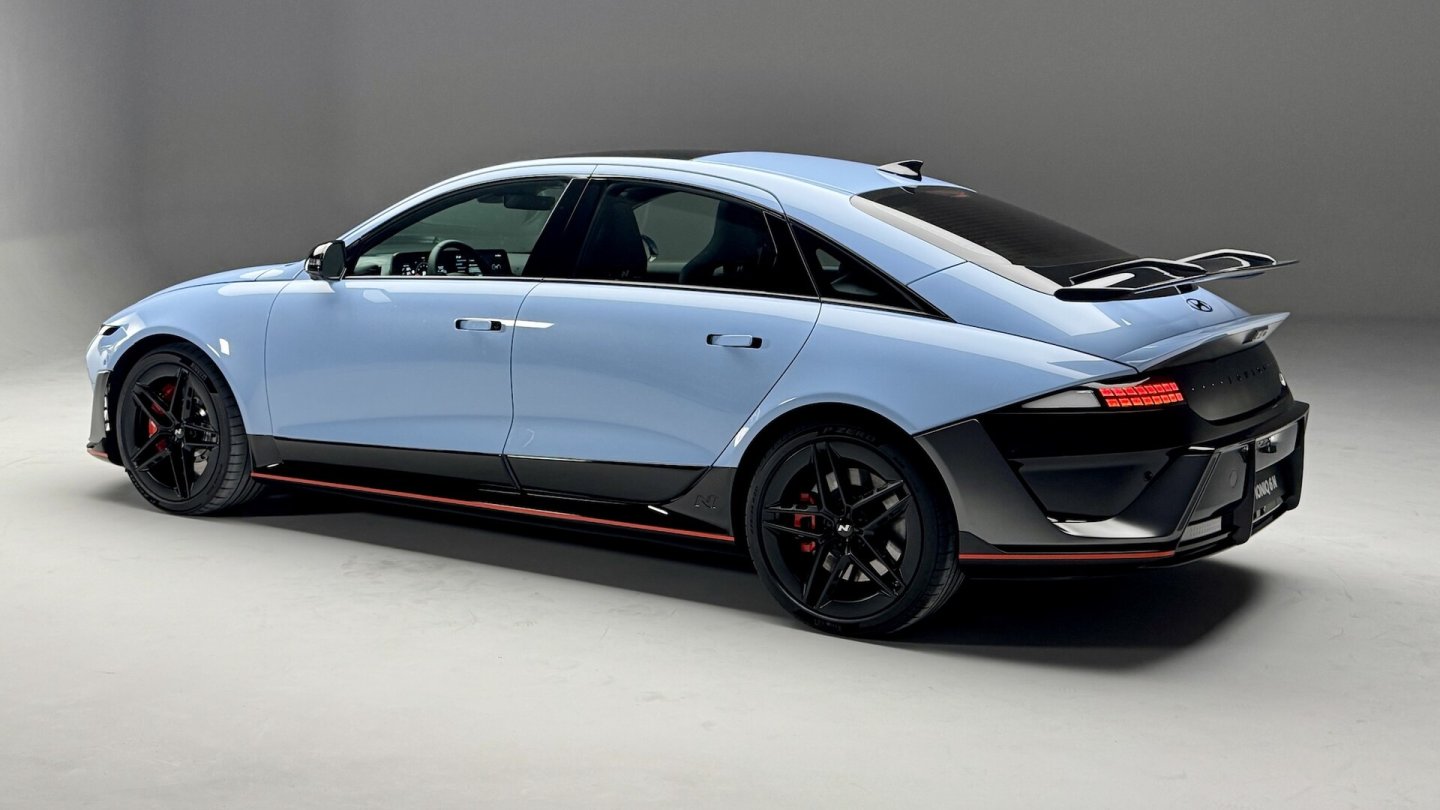 Der Heckspoiler soll bei 200 km/h19 Kilogramm zusätzlichen Anpressdruck bringen.