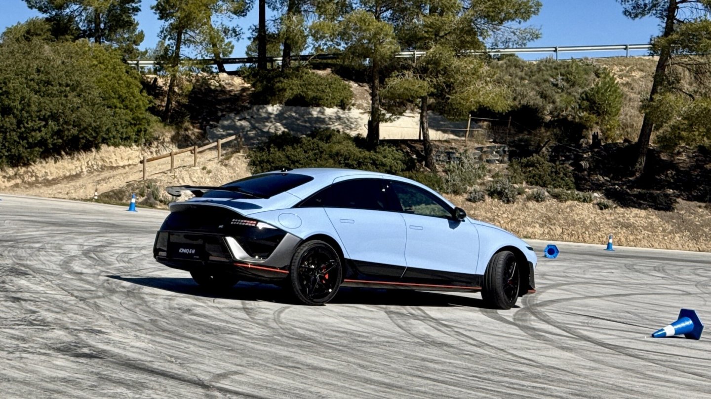 Die Elektronik hilft beim Querstellen: Die 2,3 Tonnen schwere Elektro-Limousine im Drift.