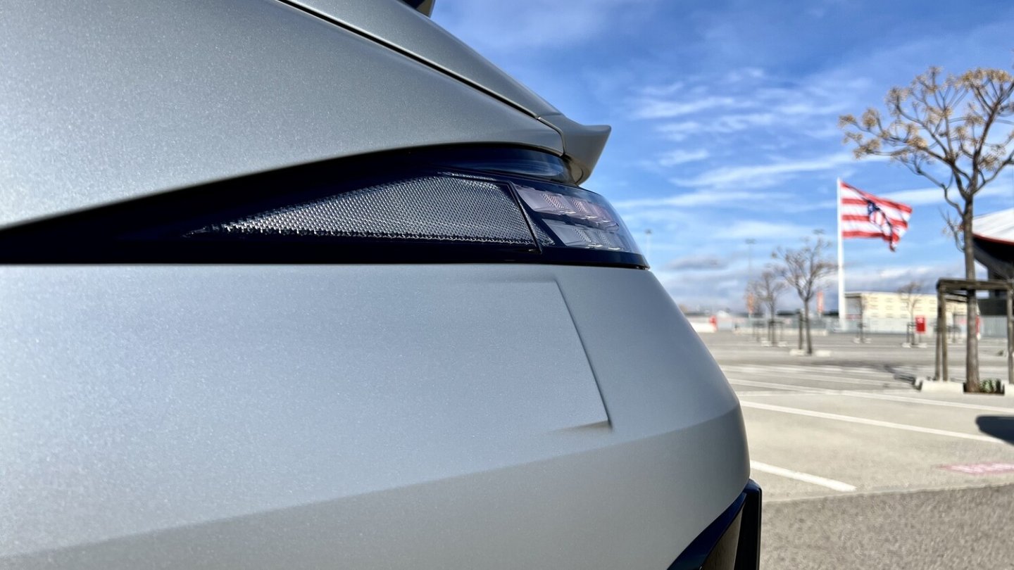 Überall an der Karosserie entdeckt man kleine Hinweise auf viele Stunden im Windkanal.