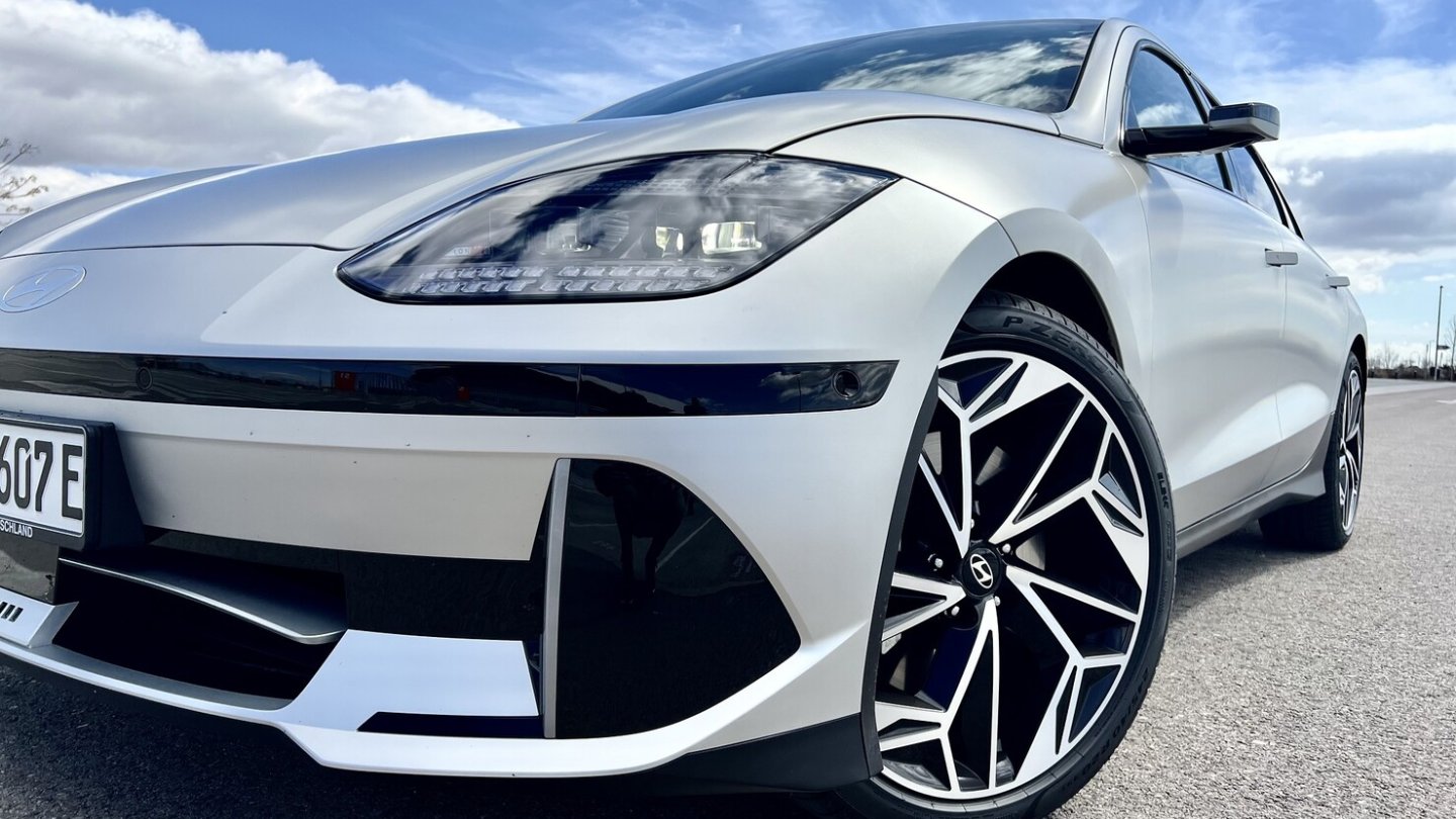 Der Ioniq 6 ist als erster Hyundai mit Matrix-LED-Scheinwerfern zu haben.