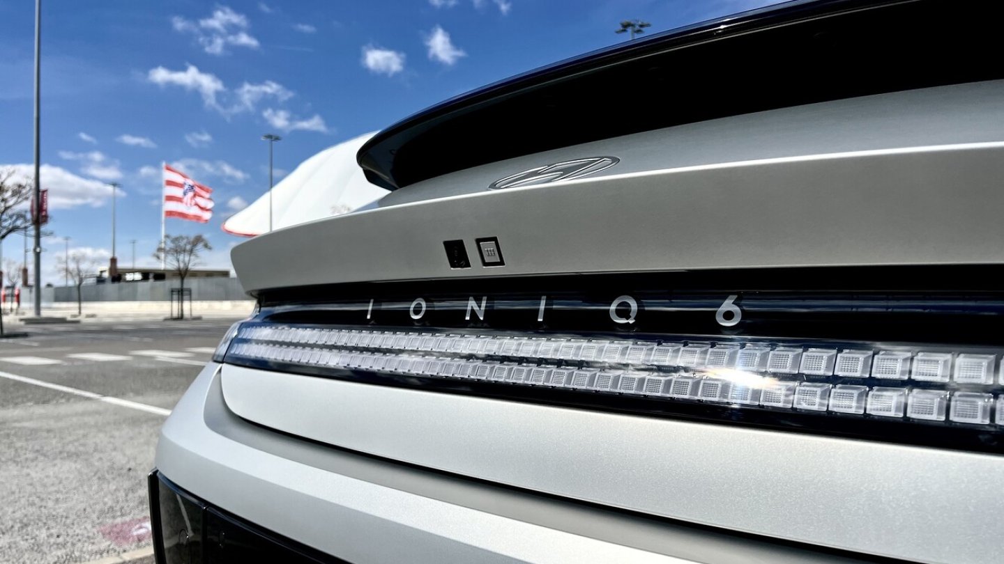 An den Rückleuchten und im Heckspoiler trägt der Ioniq 6 das schon typische Pixel-Design.