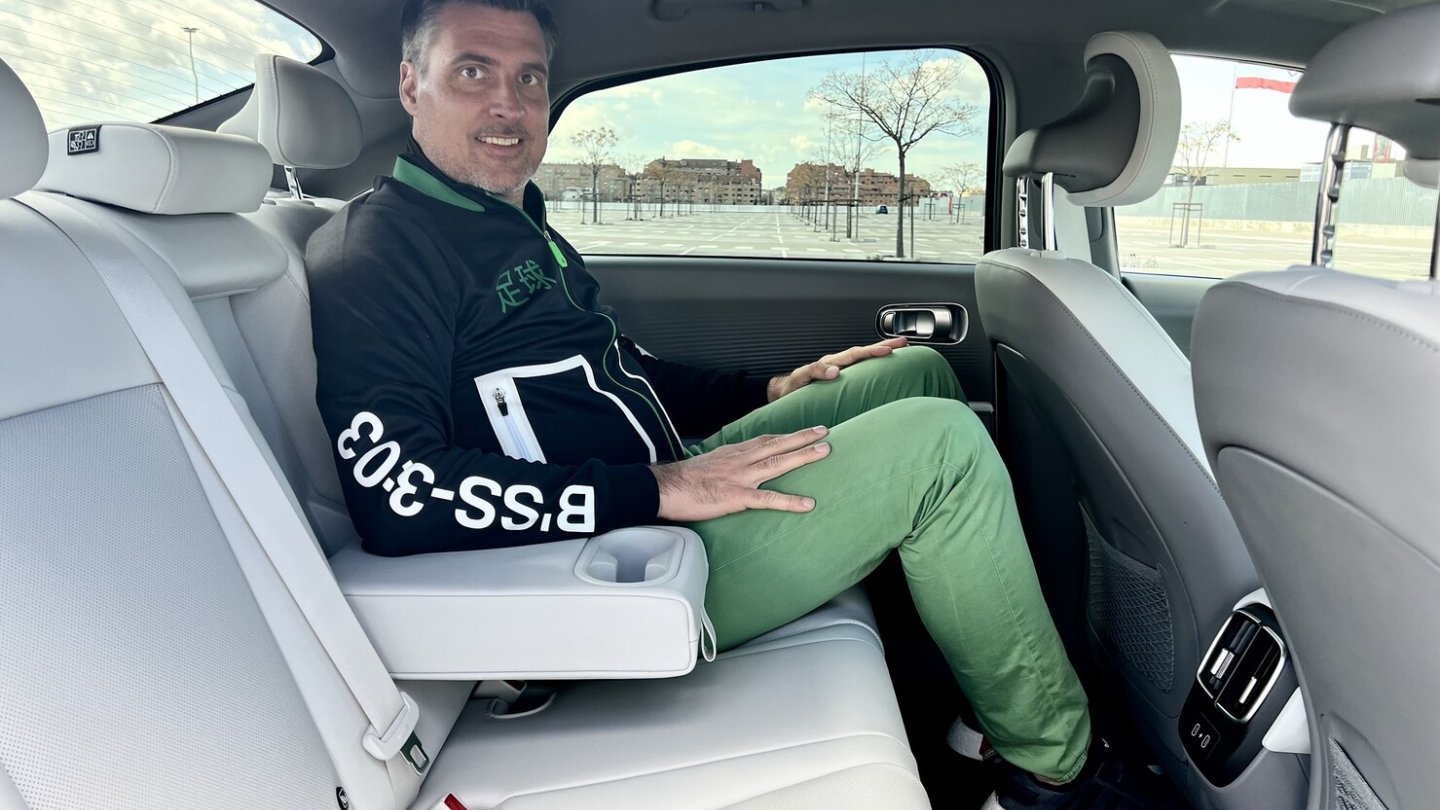 Im Fond hat der Ioniq 6 viel Knieraum, ist aber arg flach.