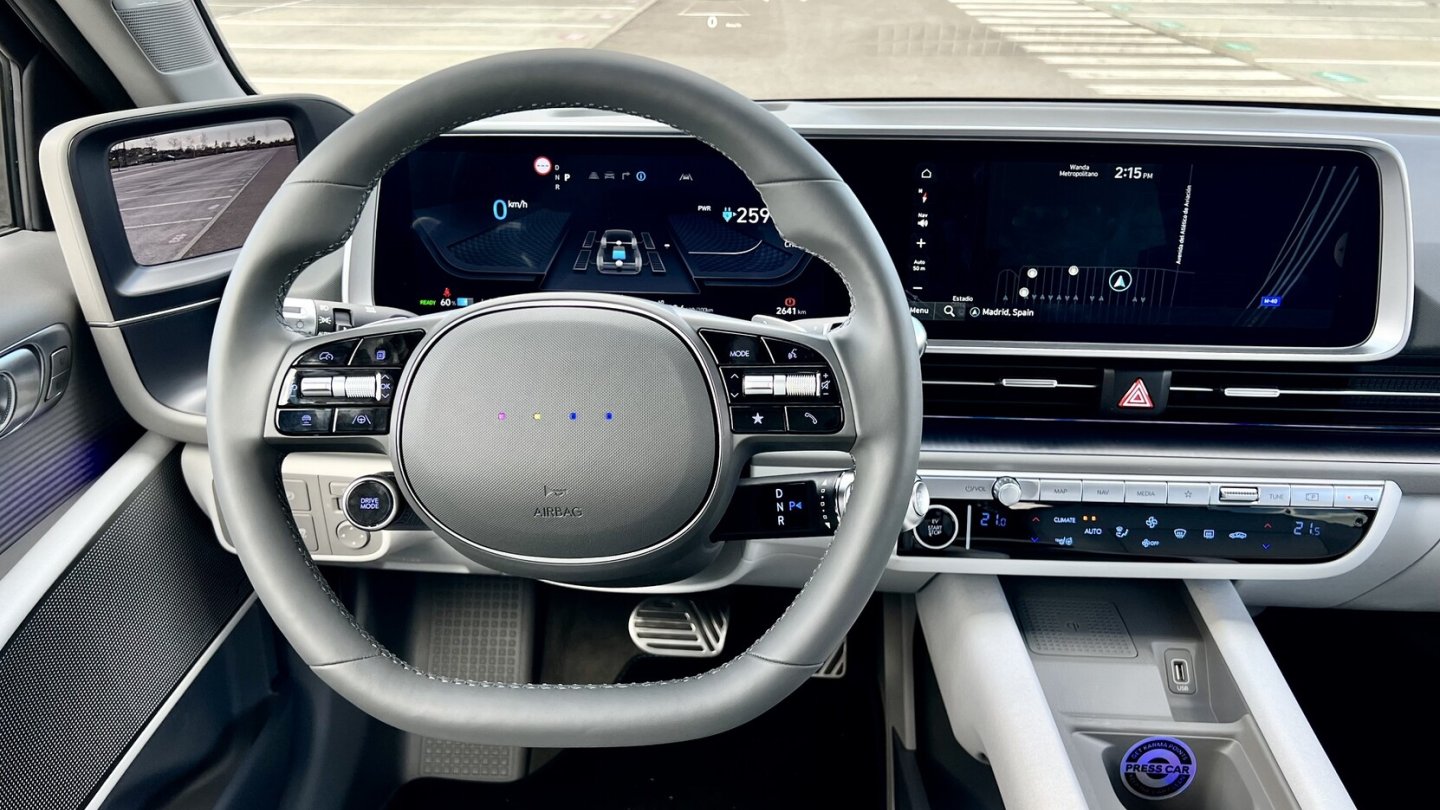 In den Lenkrad-Pixeln stecken gleiche LED, die ihre Farbe ändern können.