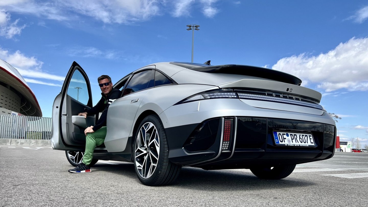 Die optionale Farbe Gravity Gold steht dem Hyundai Ioniq 6 gut, ebenso die 20-Zoll-Räder.