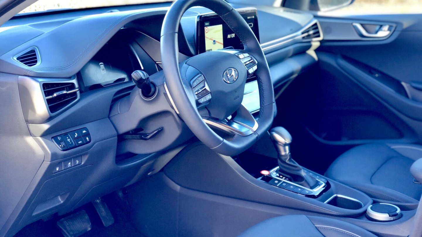 Im Innenraum kommen zum Teil nachwachsende Rohstoffe und Recycling-Material zum Einsatz.