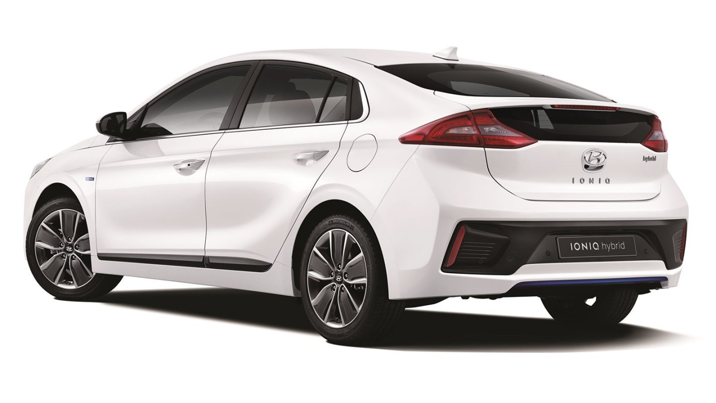 Die geteilte Heckscheibe ist der Übersicht nicht dienlich. Deswegen die serienmäßige Rückfahrkamera.