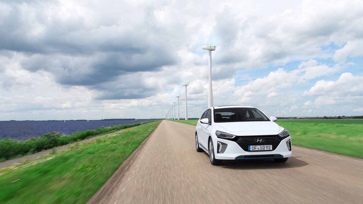 Das Hybrid-Modell hat einen schwarzen Grill an der Front.