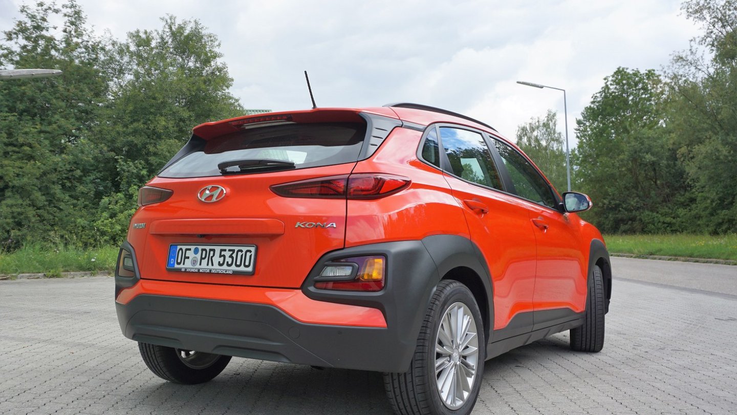 Auch am Heck verteilen sich die Leuchteinheiten.