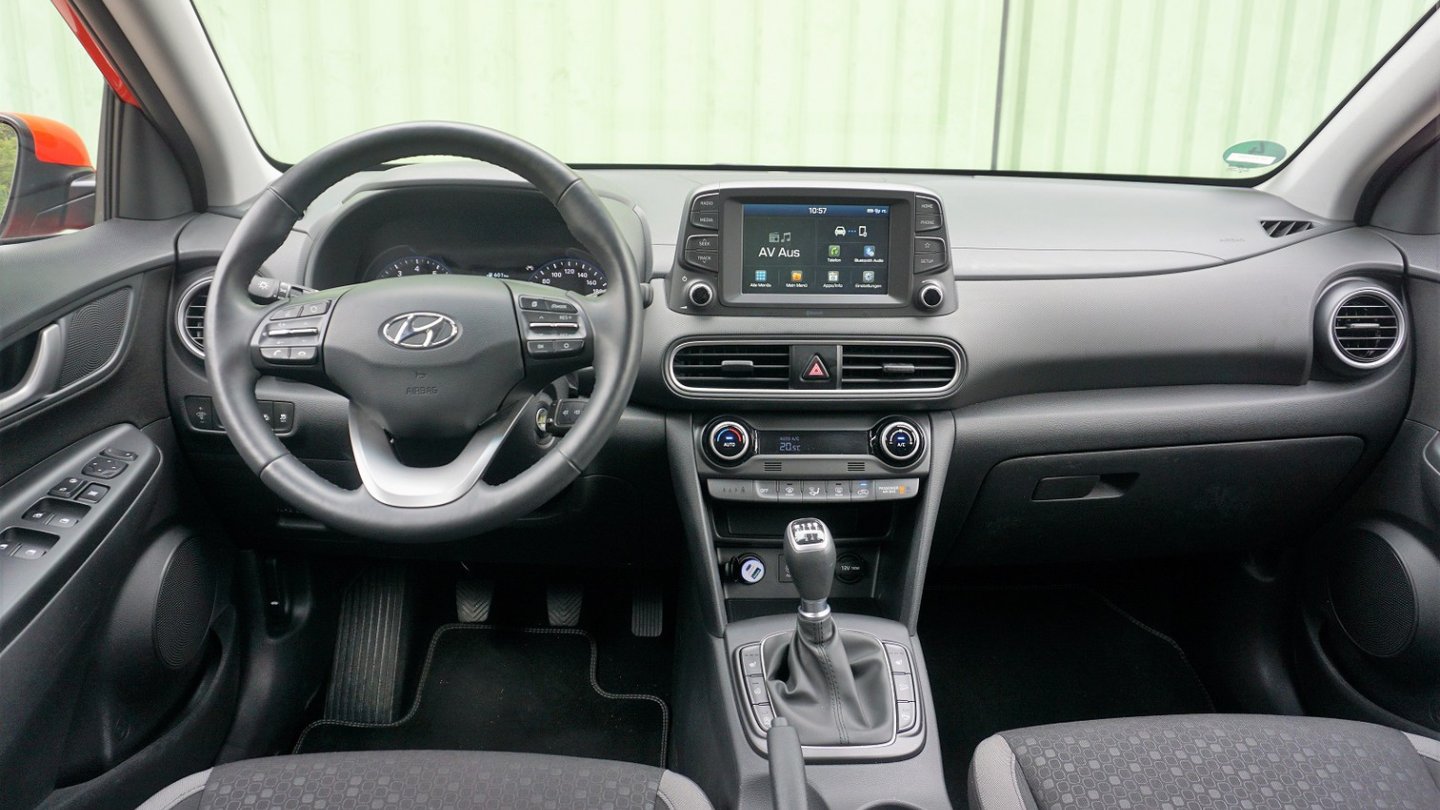 Solides Cockpit mit teilweise einfachen Materialien im Kona.