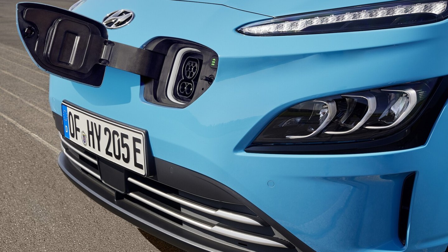 Der Ladeanschluss liegt beim Hyundai Kona Elektro in der Frontmaske.