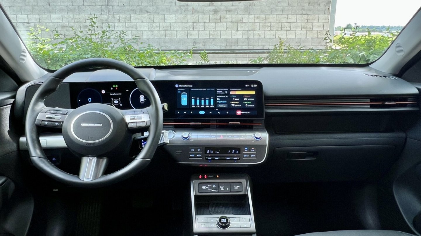 Zwei große Displays oben, intuitiv bedienbare Tasten an anderen Stellen im Cockpit.