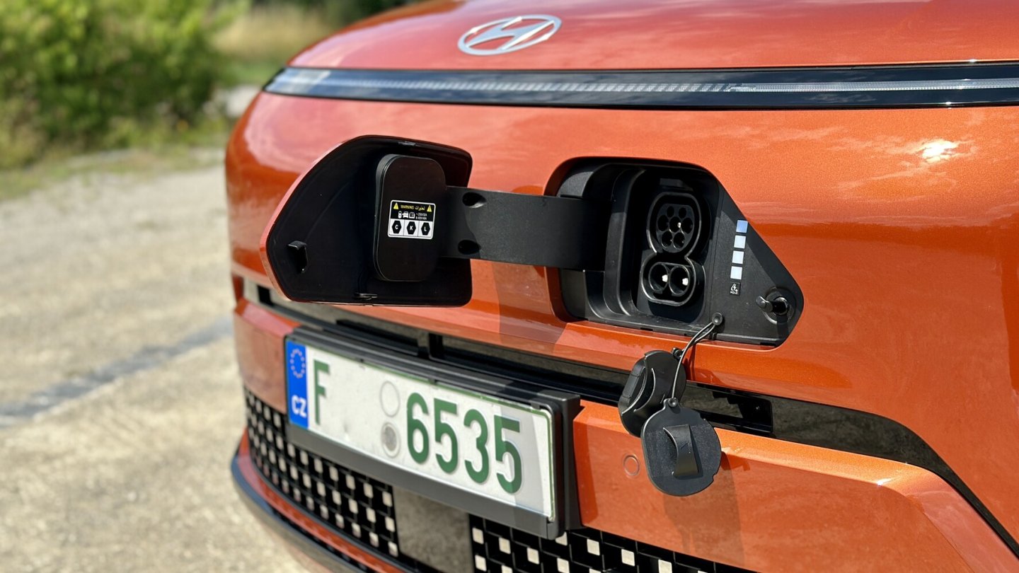 Der Ladeanschluss liegt in der Frontmaske.