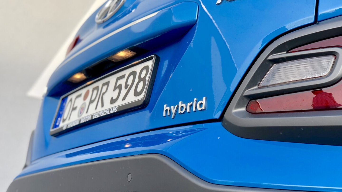 Der Schriftzug am Heck weißt auf den Hybrid-Antrieb hin.