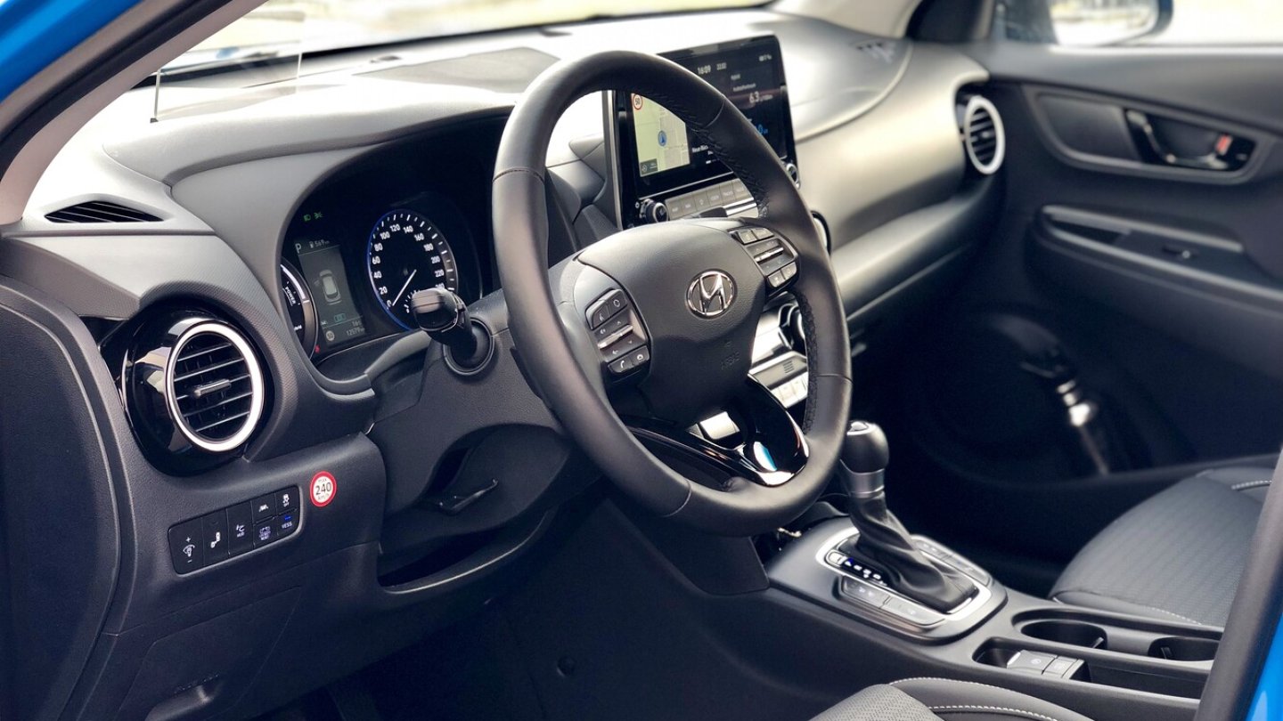 Gute Verarbeitung und tolle Ergonomie, aber harte Kunststoffe.