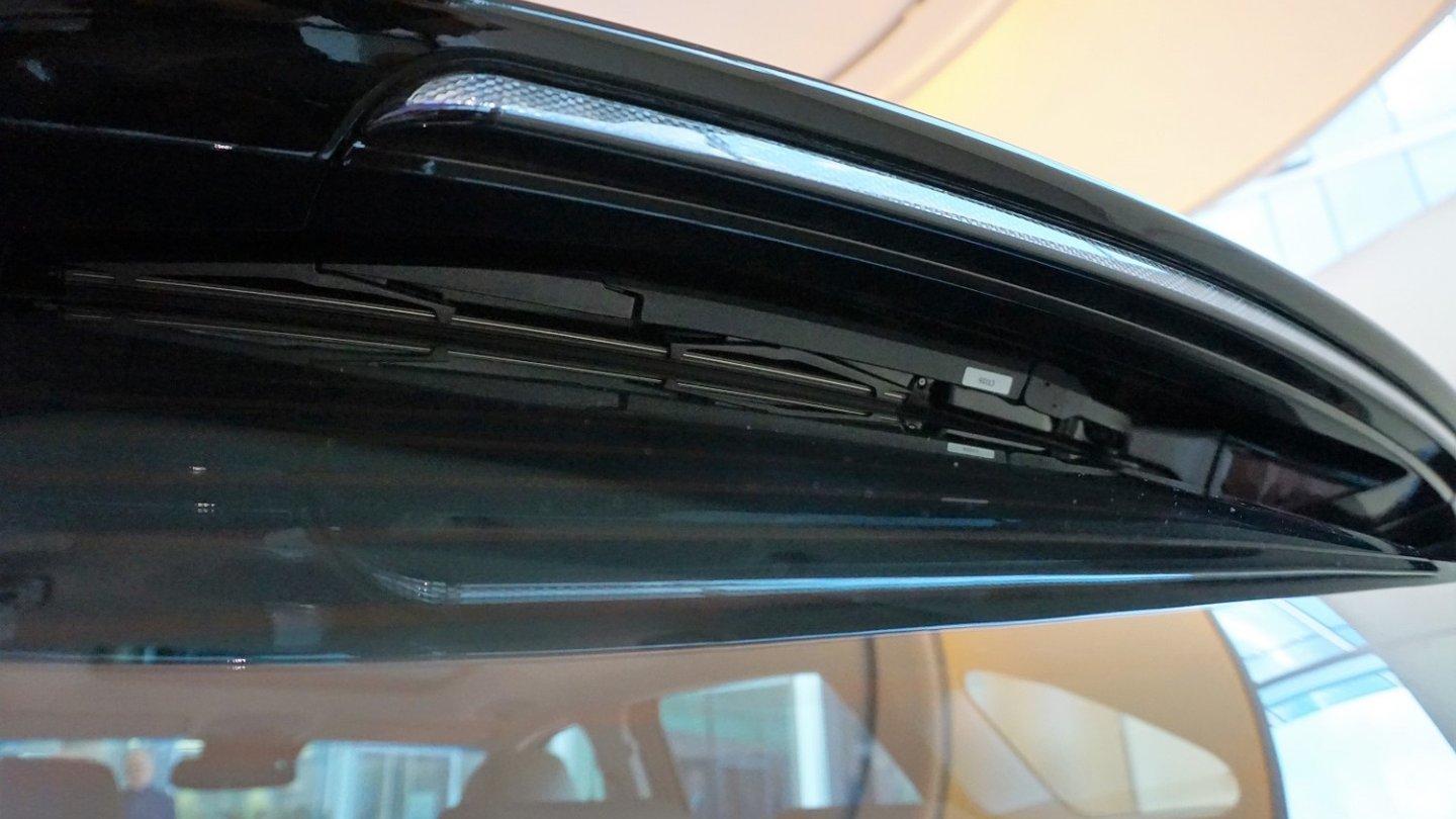 Der Heckscheibenwischer versteckt sich aerodynamisch günstig hinter dem Dachspoiler.